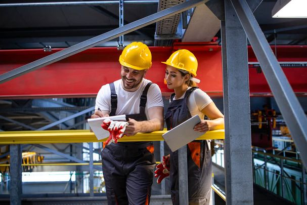 Gewerbliche Angestellte besprechen Planung